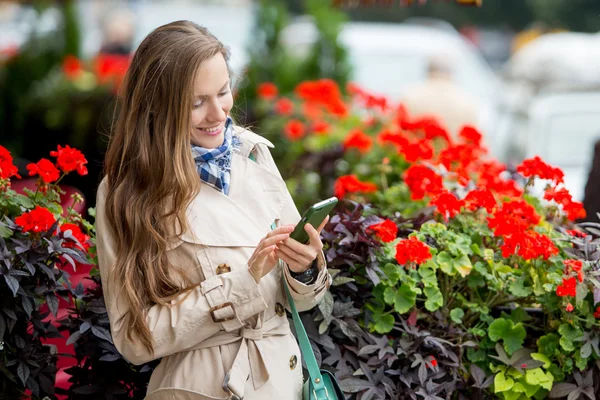 Young woman using smart phone — Stock Photo, Image