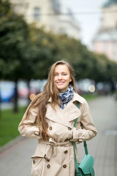 Vacker ung kvinna promenader på gatan — Stockfoto