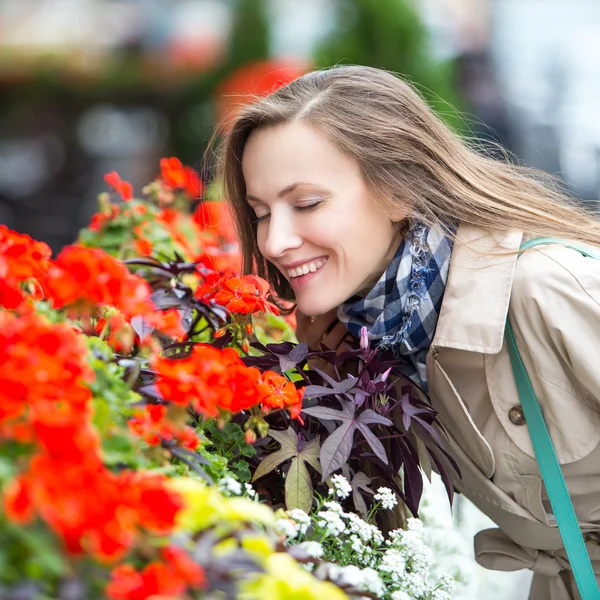 Woman smell flowers — Stock Photo, Image