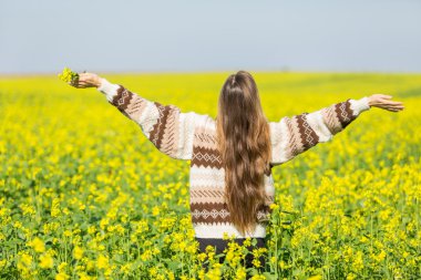 Sonbahar alan kadın