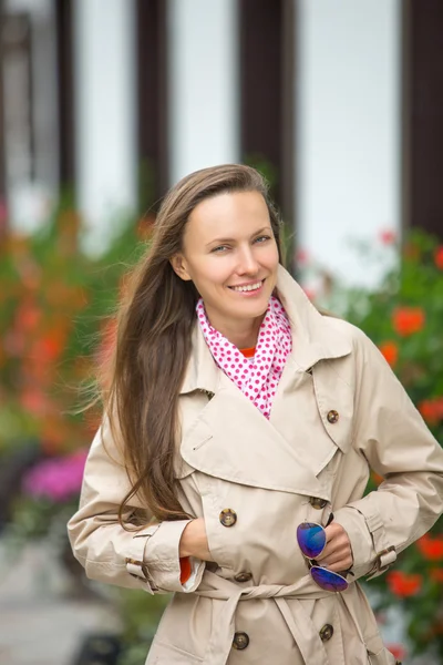 Jeune femme heureuse dans la rue — Photo