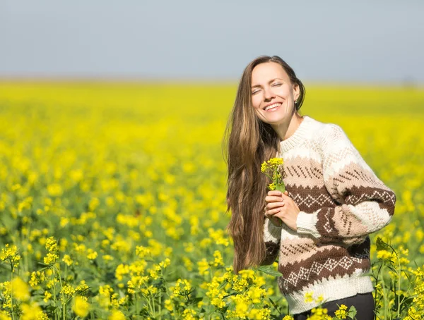 Belleza Chica Al aire libre disfrutando de la naturaleza — Foto de Stock