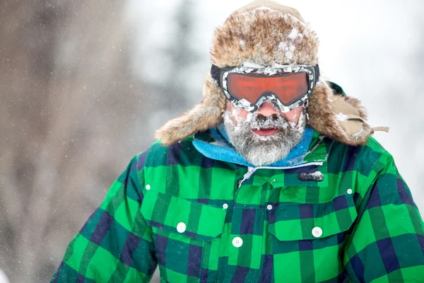 Inverno uomo viaggio ritratto — Foto Stock