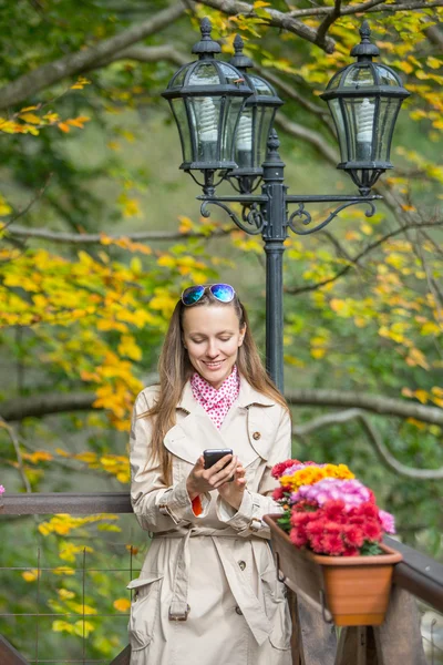Young woman using smart phone — Stock Photo, Image