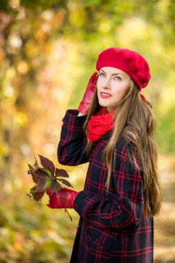 Zarif sonbahar genç kadın