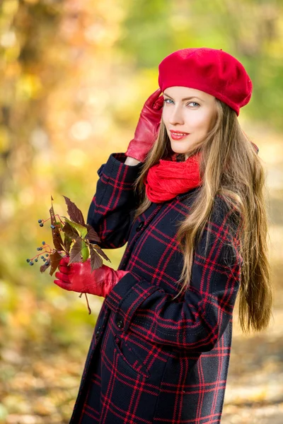 エレガントな秋の若い女性 — ストック写真