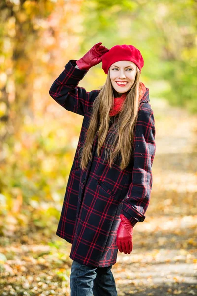 Hermoso retrato de mujer en el jardín de otoño — Foto de Stock