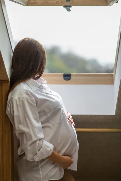 Mujer embarazada joven — Foto de Stock