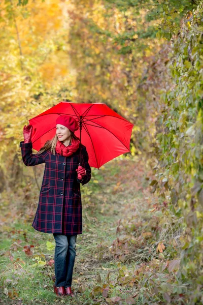 Mujer con paraguas rojo — Foto de Stock