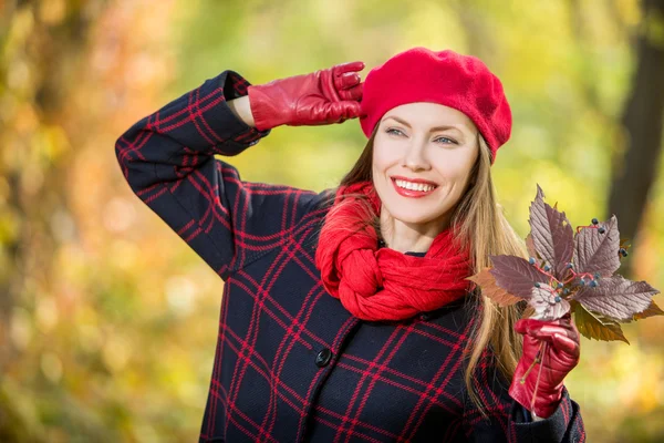 Beautiful woman portrait in autumn garden — Stock Photo, Image