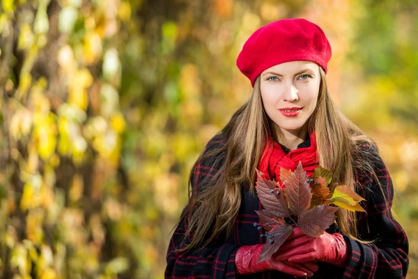 Beautiful woman portrait in autumn garden — Stock Photo, Image