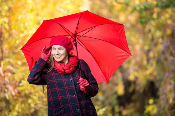 Mooie vrouw portret in herfst tuin — Stockfoto