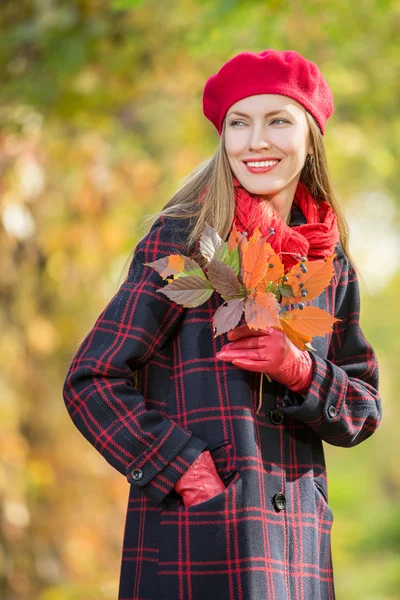 Herfst vrouw — Stockfoto