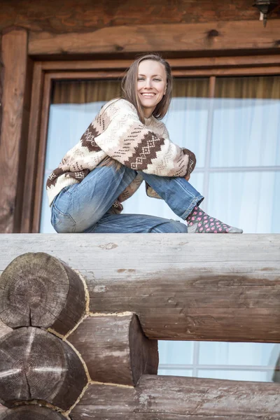 Menina bonita apreciando a frescura — Fotografia de Stock