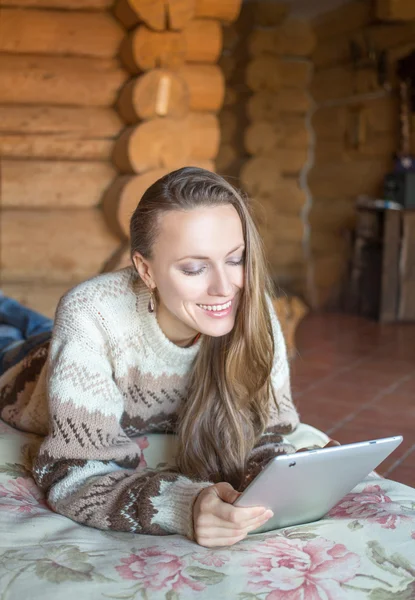 Mulher usando tablet digital — Fotografia de Stock