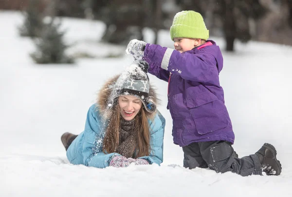 Keluarga bahagia bermain di salju — Stok Foto