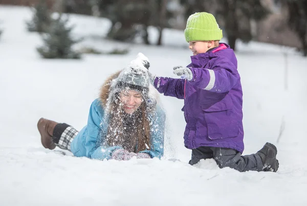 Feliz família jogar na neve — Fotografia de Stock
