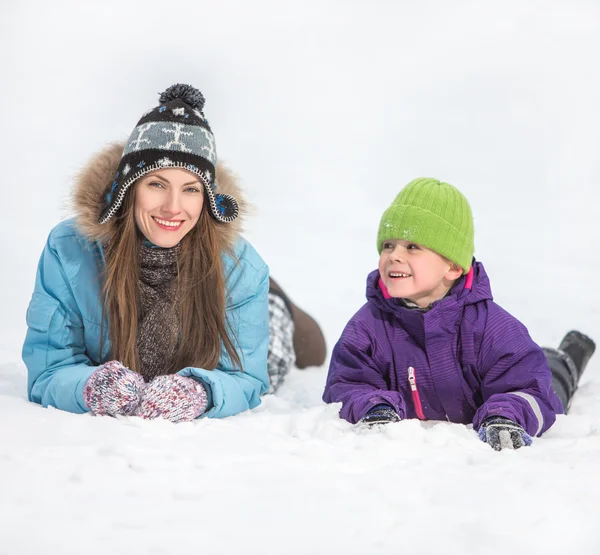 Feliz família jogar na neve — Fotografia de Stock