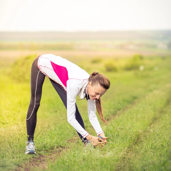 Giovane donna stretching — Foto Stock