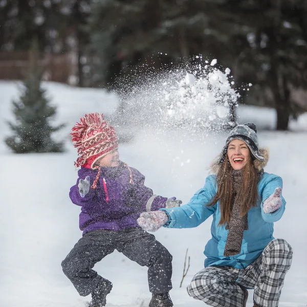 Mutlu bir aile var eğlenceli kışın — Stok fotoğraf