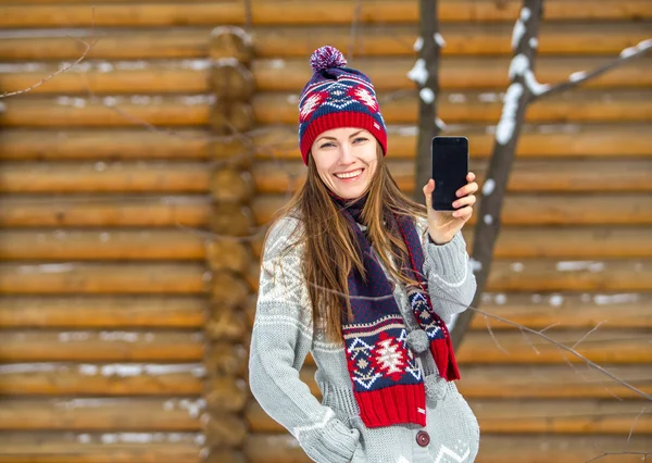 Kadın akıllı telefon ile kışın — Stok fotoğraf