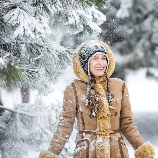 Zimowa zabawa kobieta — Zdjęcie stockowe