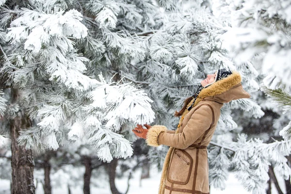 Inverno mulher divertida — Fotografia de Stock