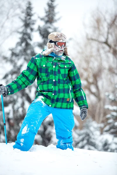 Man reiziger wandelen in de winter — Stockfoto