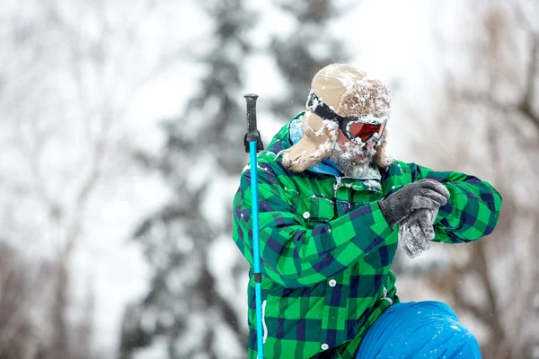 Hombre viajero senderismo en invierno — Foto de Stock