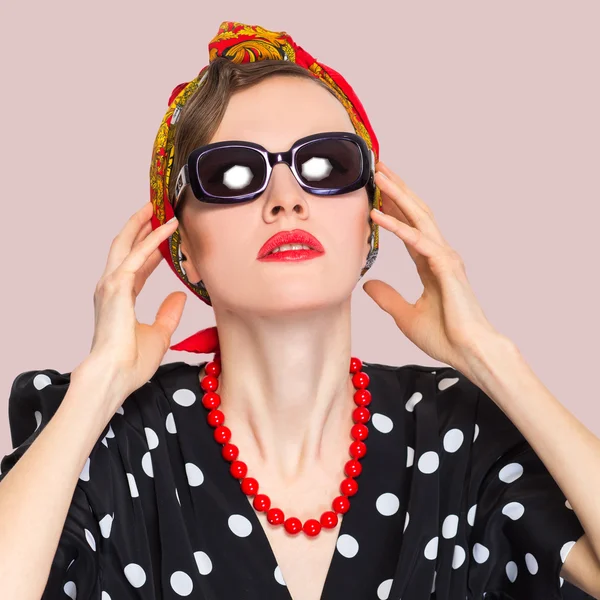 Mujer de moda con gafas de sol — Foto de Stock