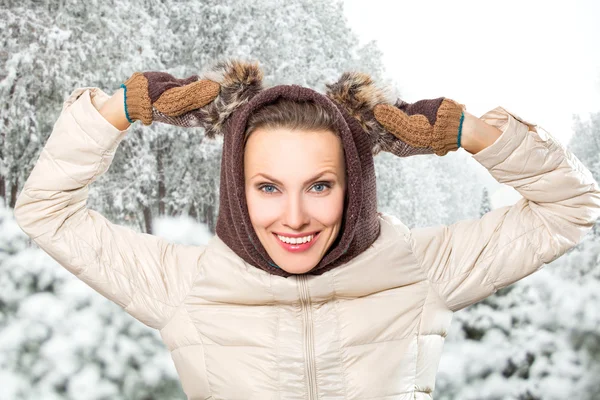 Jovem mulher atraente no inverno ao ar livre — Fotografia de Stock