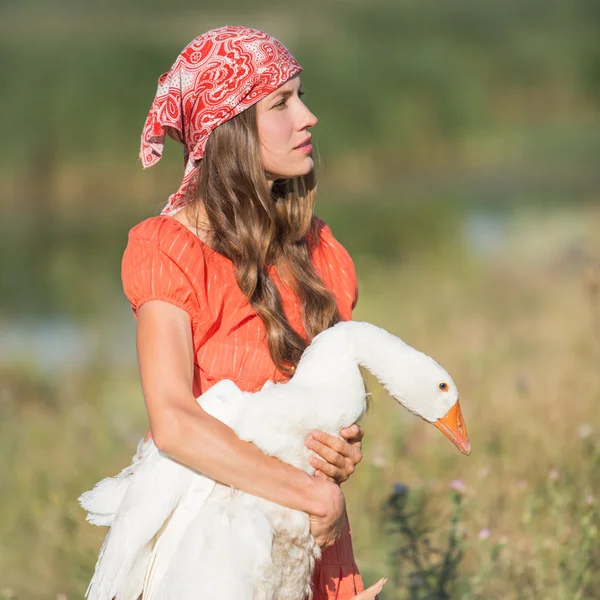Фермерская девочка держит гуся — стоковое фото