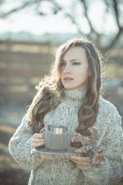 Çay içme romantik genç kadın