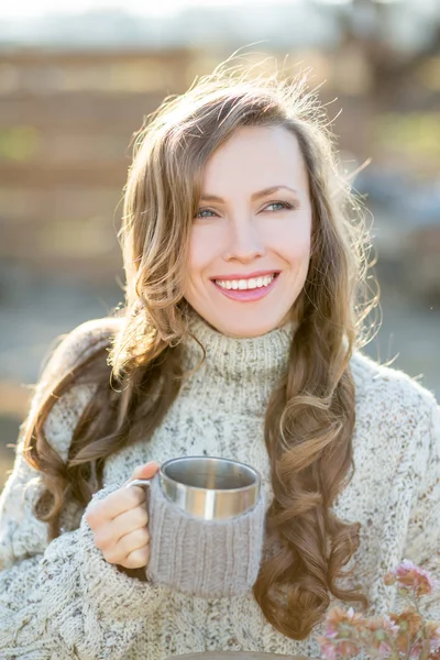 Gioioso giovane donna bere il tè felice sorridente — Foto Stock