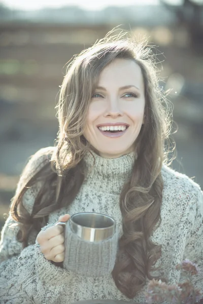 Glückliche junge Frau trinkt Tee — Stockfoto