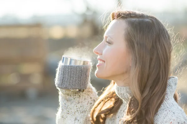 Hermosa mujer bebiendo café — Foto de Stock