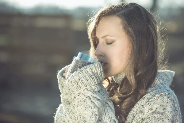 Žena s aromatický čaj nebo kávu — Stock fotografie