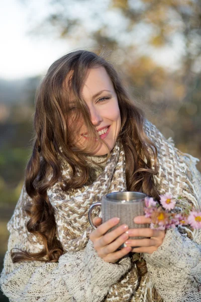 Schöne Frau trinkt Tee oder Kaffee — Stockfoto