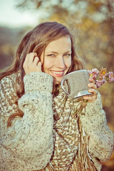 Herbst Frau trinkt aromatischen Kaffee von Tee — Stockfoto