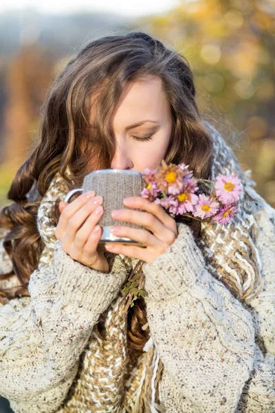 Podzimní žena pije aromatické kávy, čaje — Stock fotografie