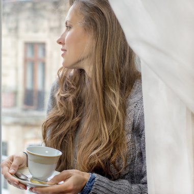 Güzel kız tazeliğini zevk