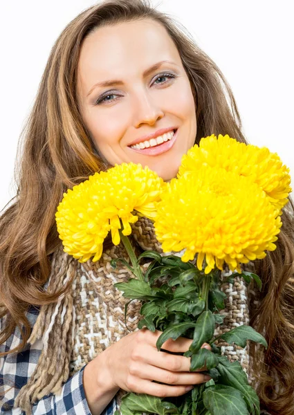 Femme avec des fleurs d'automne — Photo