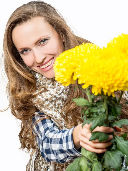 Donna con fiori d'autunno — Foto Stock