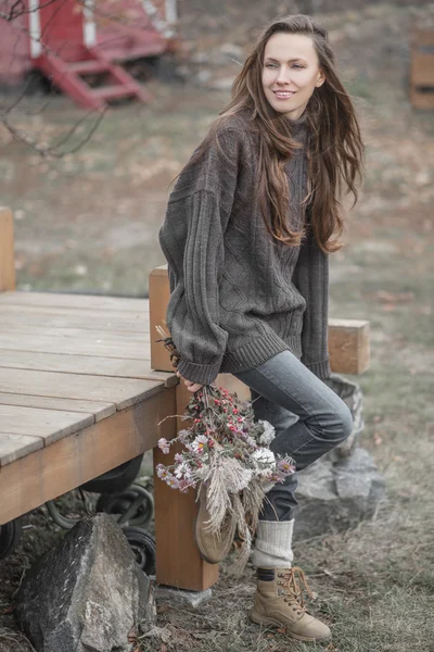 Mujer joven y hermosa, Vida rural — Foto de Stock