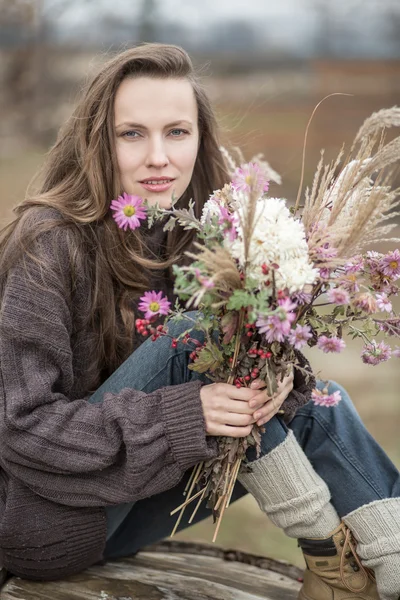 Schöne junge Frau, ländliches Leben — Stockfoto