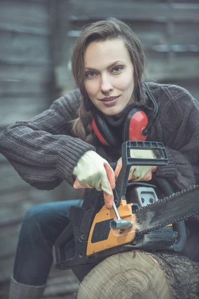 Möbelsnickare med motorsåg — Stockfoto