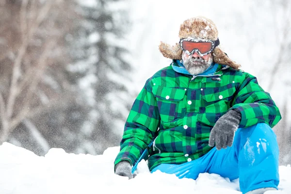 Man traveler vandring vintertid — Stockfoto