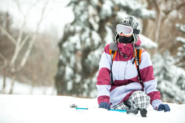 Winter avontuur - jonge vrouw explorer wandelen — Stockfoto