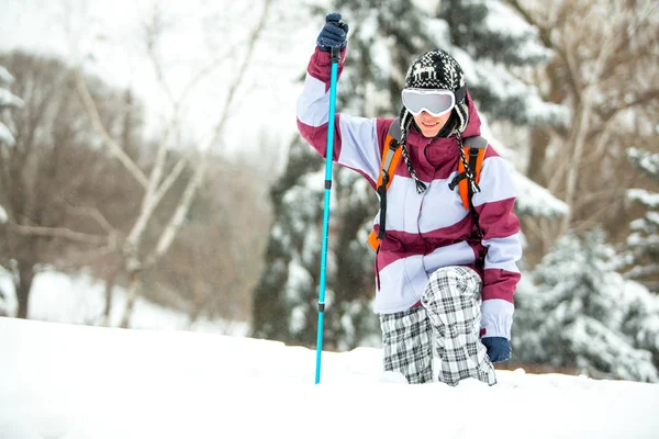 Winter avontuur - jonge vrouw explorer wandelen — Stockfoto