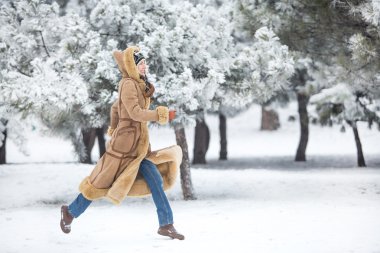 Kış mutlu çalışan kadın